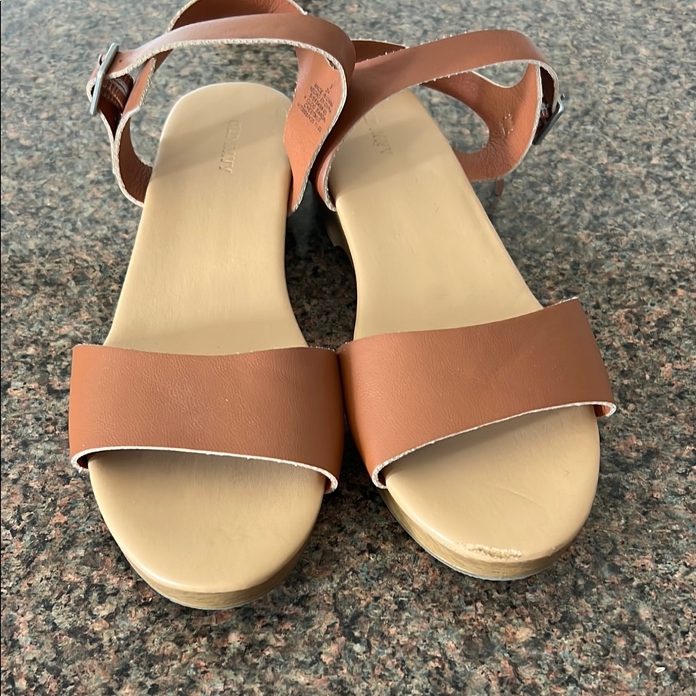 Old Navy girls Tan Sandals size 5. Like brand new.